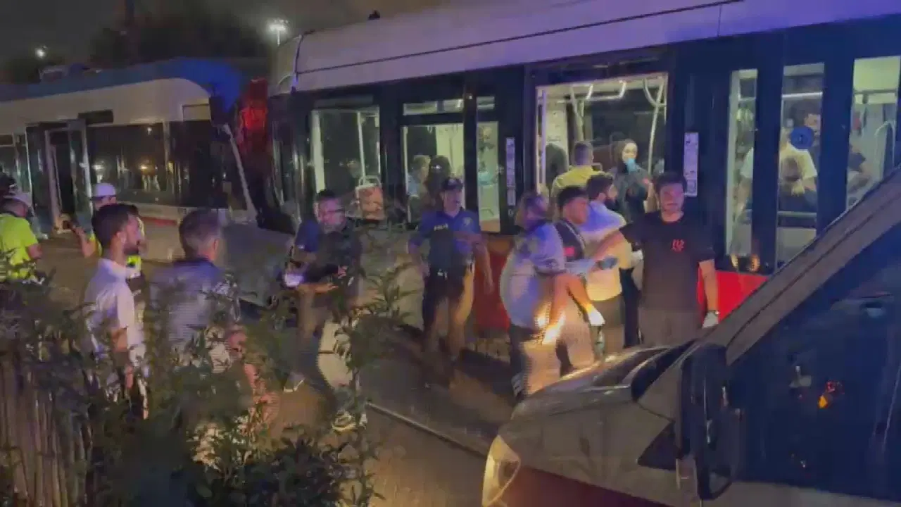 Zeytinburnu'nda İki Tramvay Kafa Kafa Çarpıştı: Yaralananlar Var