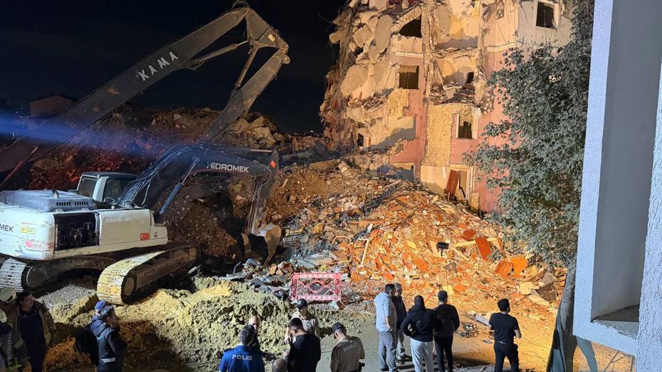 Küçükçekmece'de Kentsel Dönüşüm Esnasında Bina Çöktü: 3 Yaralı