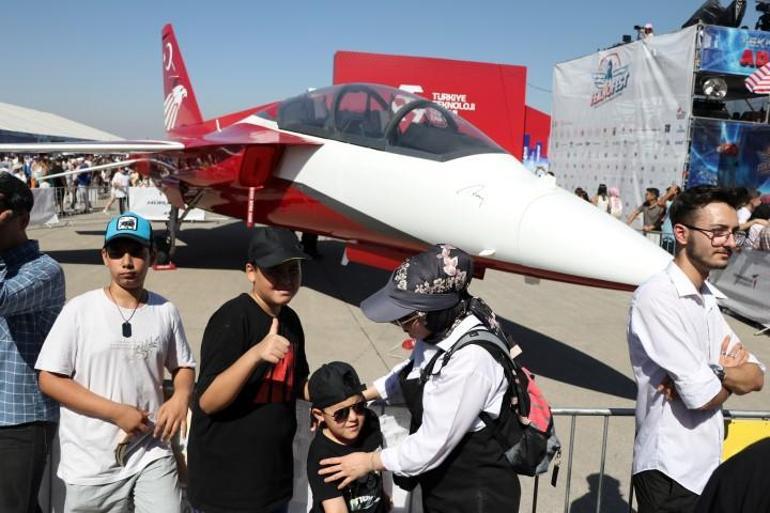 Vatandaşlar TEKNOFEST Adana'ya akın etti... Selçuk Bayraktar: TEKNOFEST'te dünyayı değiştirecek projeler olacak